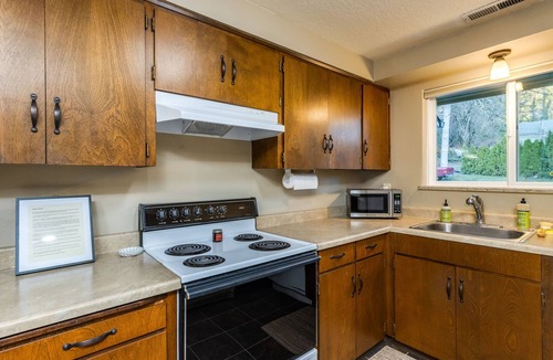 Oak Grove House | Cowboy Cabana! Hot Tub and Ping Pong! Cozy 3 bedroom home.
