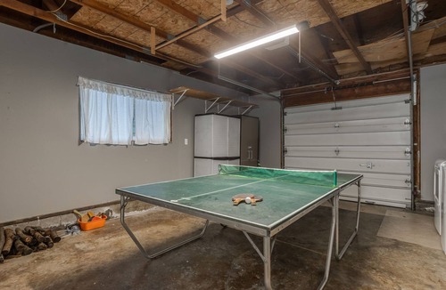 Oak Grove House | Cowboy Cabana! Hot Tub and Ping Pong! Cozy 3 bedroom home.