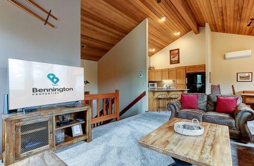 Sunriver House | COYO18 - Beautiful, Private Hot Tub, Gas Fireplace