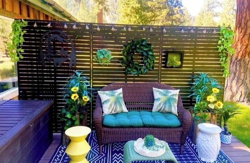 Darby Cabin | Cozy 1-bed cabin couples get-away w/hot tub and Starlink high-speed internet