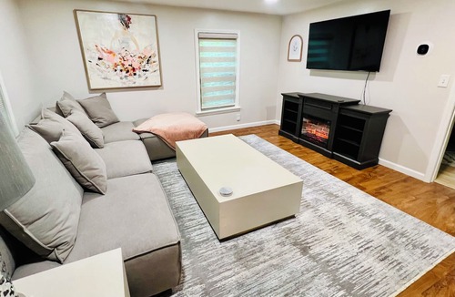 Broadview Heights Cottage | Cozy 1-bedroom cottage in nice Broadview Heights with A/C and free parking