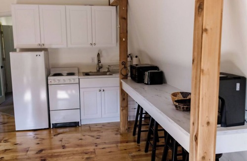 Gresham Apartment | Cozy 1-bedroom apartment with WiFi, parking, and keyboard in a peaceful setting.