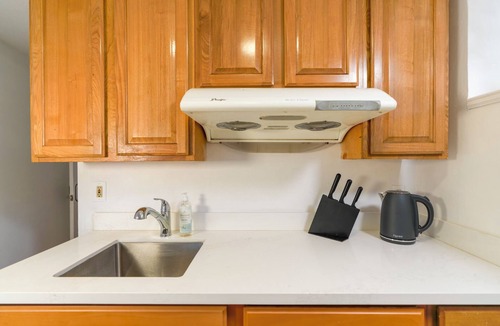 Russian Hill Apartment | Cozy 1-Bedroom Basement Apartment in North Beach, Steps from Iconic Landmarks