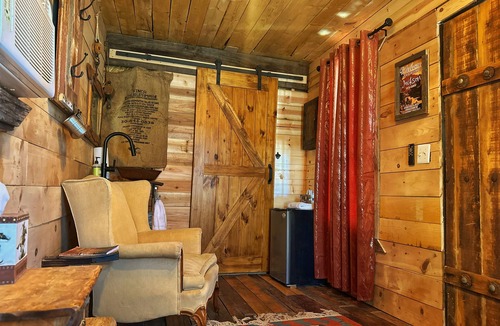New River Cabin | Cozy 1-bedroom cabin in a tranquil western town New River with AC