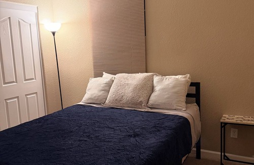 Tracy House | Cozy 1-bedroom house in pleasant Mountainhouse with AC