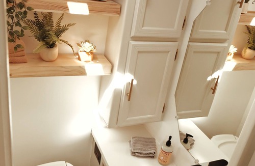 Leeds House | Cozy 1-bedroom remodeled RV with WiFi, AC in charming Leeds