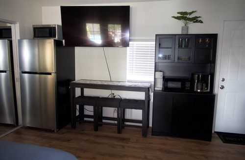 Palm Springs Apartment | Cozy 1-bedroom studio in serene Cathedral City with AC