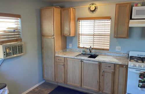 Lake Montezuma Cottage | Cozy 1 bedroom Tiny-Home in welcoming Lake Montezuma with AC & attached pergola.