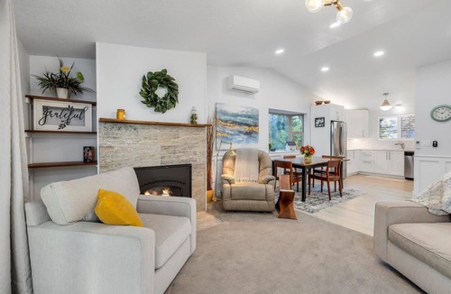 Canby House | Cozy 1-bedroom townhome in awesome Canby with King bed