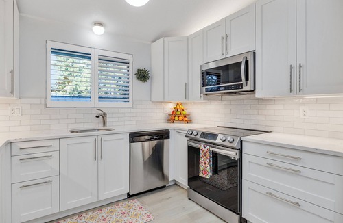 Canby House | Cozy 1-bedroom townhome in awesome Canby with King bed