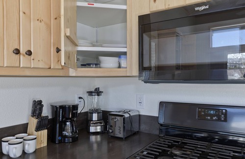 Mammoth Lakes Cabin | Cozy 1BR tiny home cabin with mountain views in Mammoth Lakes