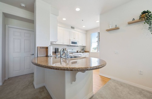 Orange Apartment | Cozy 2-bedroom apartment 7 min from Disneyland! Free parking and pool!