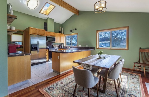 Newberg Cabin | Cozy 2-bedroom cabin on the river in Newberg