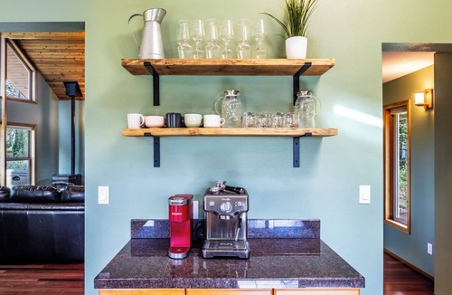 Newberg Cabin | Cozy 2-bedroom cabin on the river in Newberg