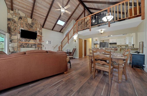 Glencoe Ski Chalet | Cozy 2-bedroom chalet in charming Buckhorn area of Pioneer with WiFi, AC