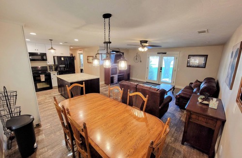 Stanislaus County House | Cozy 2-bedroom farm house in delightful Hughson.Fenced & gated.