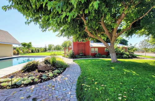 Stanislaus County House | Cozy 2-bedroom farm house in delightful Hughson.Fenced & gated.