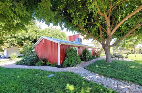 Stanislaus County House | Cozy 2-bedroom farm house in delightful Hughson.Fenced & gated.