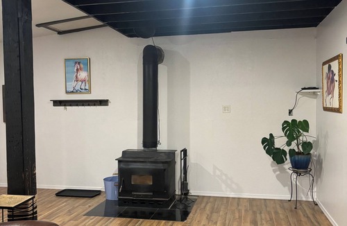 Dollar Corner House | Cozy 2-bedroom house on a Farm in Battle Ground