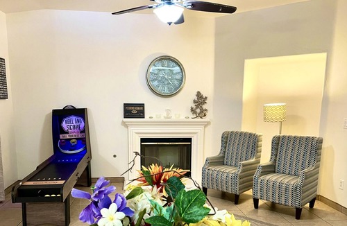 Greenacres House | Cozy 2300 sqft Bakersfield Home w/ Spacious Backyard