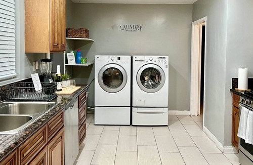 South Gate House | Cozy 2B home, free parking on premise, & near LAX