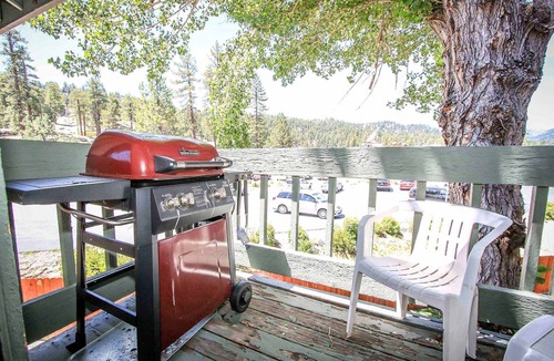 Boulder Bay Condo | Cozy 2BR Lakeview Escape: Wood Fireplace, BBQ & Resort Amenities