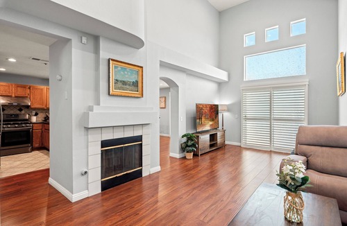 Los Serranos Villa | Cozy 3-Bedroom Family Home Clean, Spacious & Convenient Location 6 Beds
