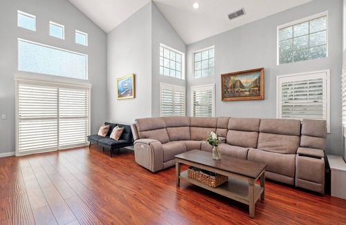 Los Serranos Villa | Cozy 3-Bedroom Family Home Clean, Spacious & Convenient Location 6 Beds