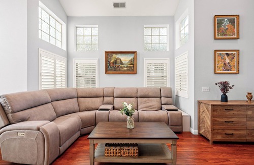 Los Serranos Villa | Cozy 3-Bedroom Family Home Clean, Spacious & Convenient Location 6 Beds