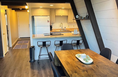 Groveland Cabin | Cozy 3-Level cabin in Groveland with WiFi, stunning views, deck and hot tub