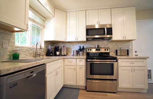 Edenvale House | Cozy 3BR: AC & Great Location