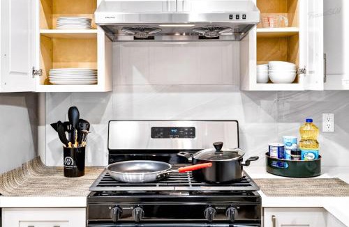 Bassett House | Cozy 3BR Backhouse + Near DTLA & Shops #TravelSGV