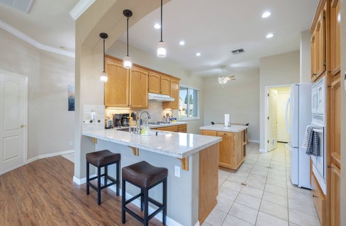 Folsom House | Cozy 3BR House: Family & Pet Friendly, Lovely Backyard, Fast WiFi, Free Parking