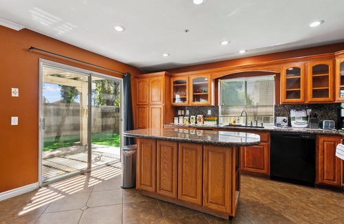 Fontana House | Cozy 4BR Retreat｜Fully Equipped Kitchen,Patio & Pet-Friendly｜FlexibleLease#41817