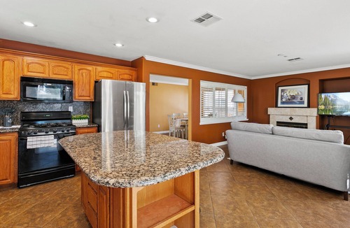 Fontana House | Cozy 4BR Retreat｜Fully Equipped Kitchen,Patio & Pet-Friendly｜FlexibleLease#41817