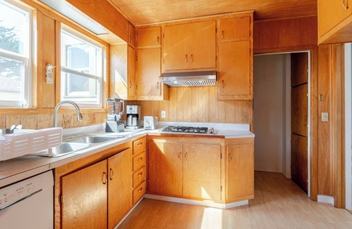 Albany House | Cozy 5-Bedroom House, Central AC, EV Charger, Perfect for Family and Work Groups