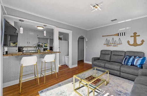 Bankers Hill Apartment | Cozy Bankers Hill Hideaway - AC, Bay View, and Parking