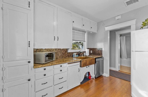 Bankers Hill Apartment | Cozy Bankers Hill Hideaway - AC, Bay View, and Parking