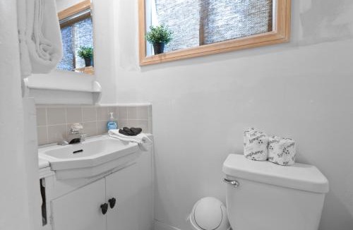 The Village House | Cozy Bear Cottage - Walk to Lake & Village!