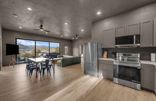 Glendale Cabin | Cozy Cabin 25 Min from Zion w/Arcade & Hot Tub