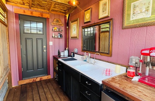 Alvadore House | Cozy Cabin at The Good Farm