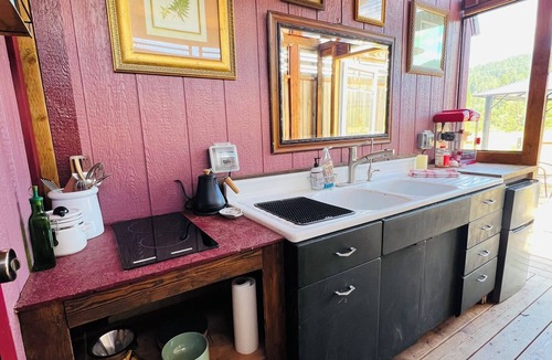 Alvadore House | Cozy Cabin at The Good Farm