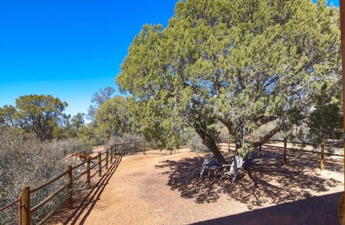 Williamson Cabin | *Cozy Cabin * Family Getaway *BBQ *Fireplace