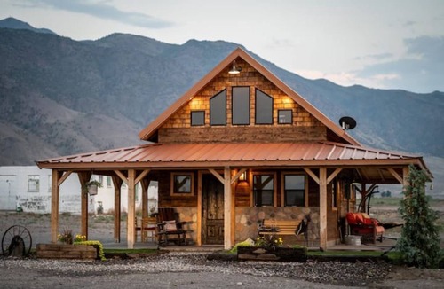 Monroe Cabin | COZY Cabin for Couple Getaways-4 min to Hot Springs-Central to Utah's Mighty 5