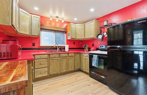 Meadow View Heights Cabin | Cozy Cabin & Hot Tub Pet Friendly with AC and Fast WiFi in Duck Creek Village