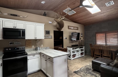 Williams House | Cozy Cabin in the Pines! Close to the Polar Express, Grand Canyon, & Bearizona