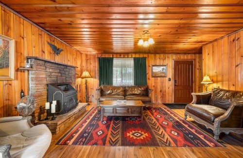 Mountainaire Villa | Cozy Cabin in the Pines w Grill Outdoor Dining