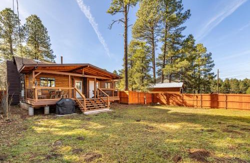 Mountainaire Villa | Cozy Cabin in the Pines w Grill Outdoor Dining