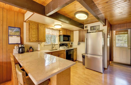 Groveland Cottage | Cozy Cabin on the Cove, Large Deck & Private Dock