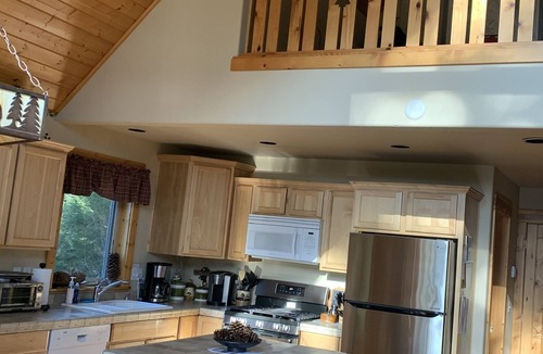 Crescent House | Cozy Cabin Retreat near Crater, Crescent, & Odell Lakes